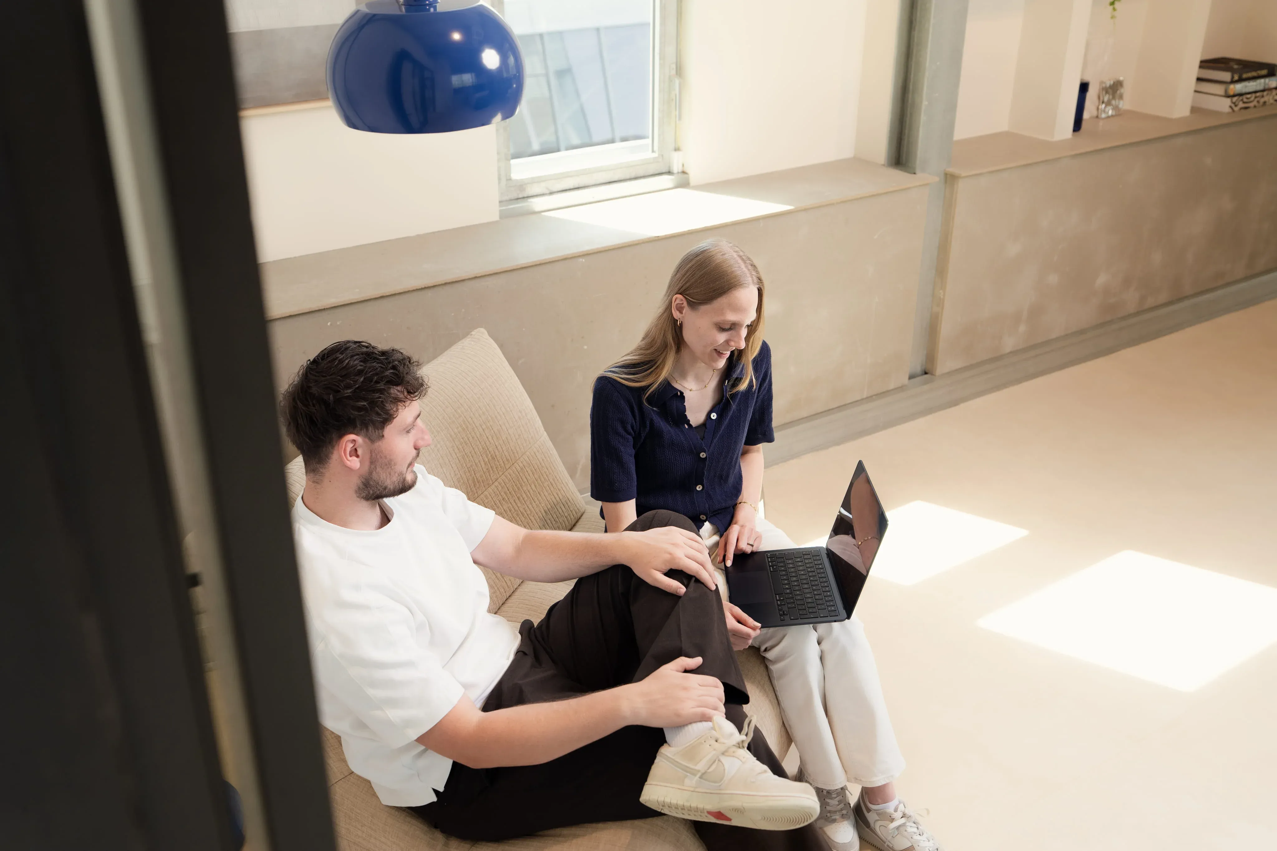 Twee collega's overleggen met een laptop